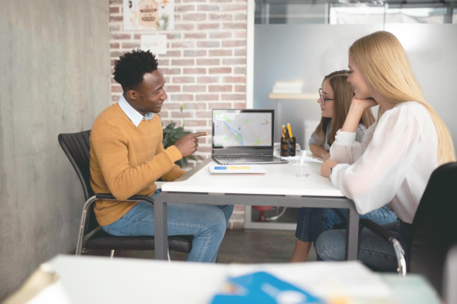 Nahaufnahme von Budgetplanung und Notizen