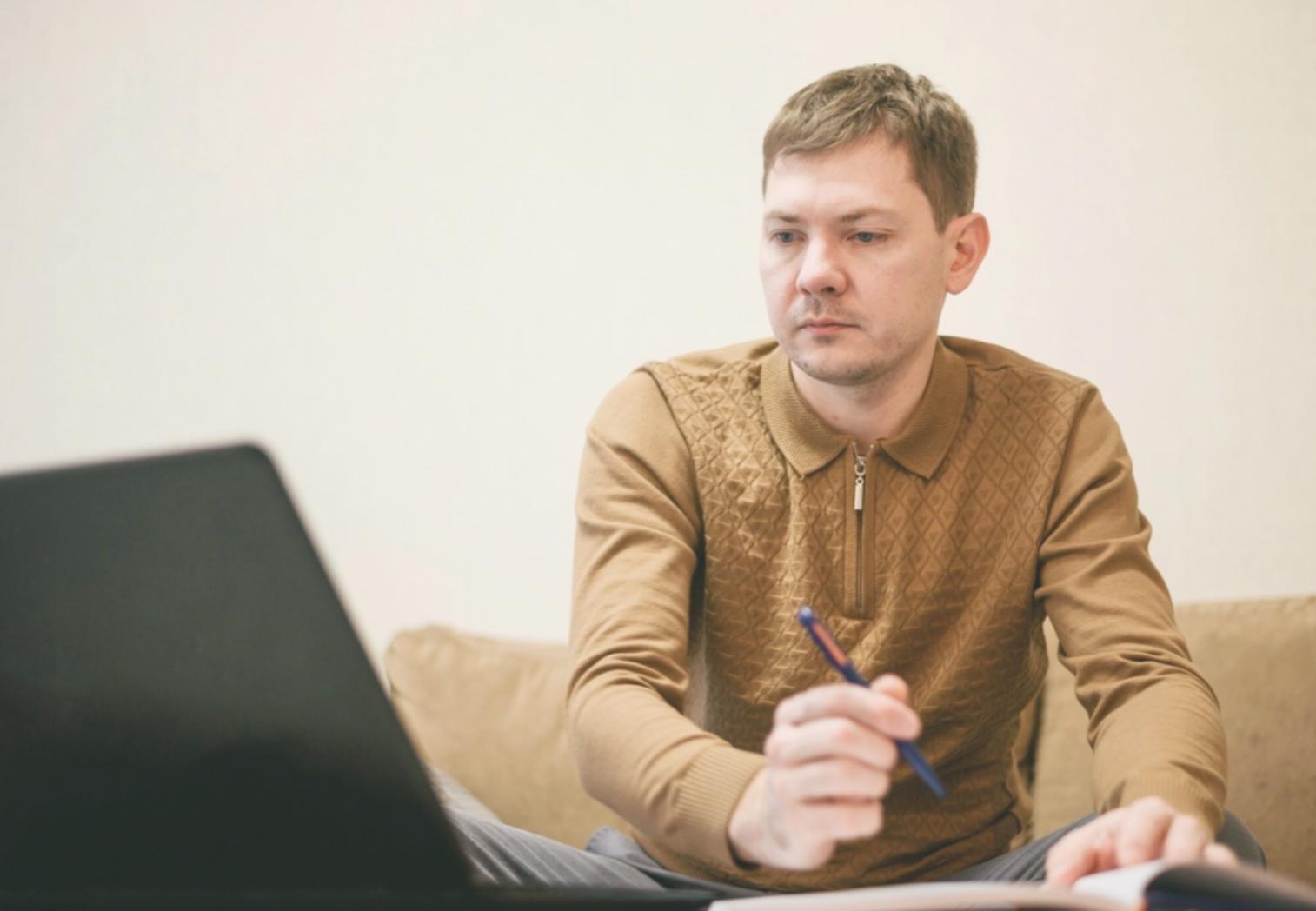 Teilnehmerin plant ihren persönlichen Lernzeitplan mit verschiedenen Materialien